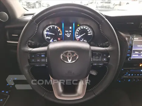 HILUX SW4 2.8 D-4D TURBO DIESEL SRX 7L 4X4 AUTOMÁ