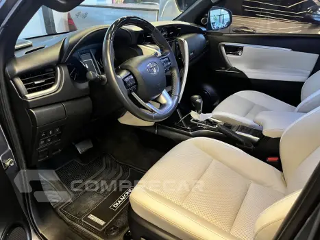 Hilux SW4 2.8 4P SRX 4X4 DIAMOND 7 LUGARES TURBO DIESEL AUTO