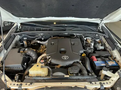 HILUX SW4 2.8 D-4D TURBO DIESEL SRX 7L 4X4 AUTOMÁTICO