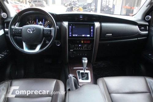 Hilux SW4 2.8 4P SRX 4X4 7 LUGARES TURBO DIESEL AUTOMÁTICO