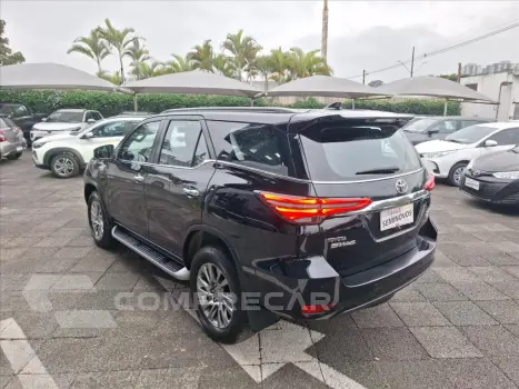 HILUX SW4 2.8 D-4D TURBO DIESEL SRX 7L 4X4 AUTOMÁ
