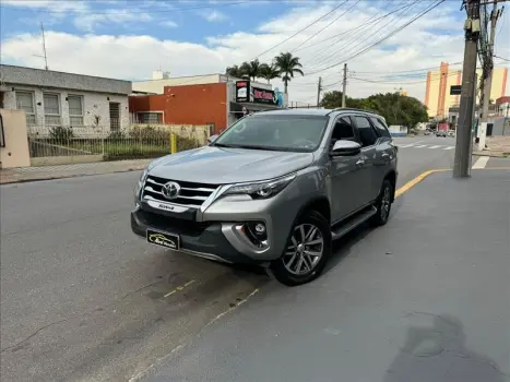 Toyota HILUX SW4 2.8 SRX 4X4 7 Lugares 16V Turbo Intercooler 4 portas