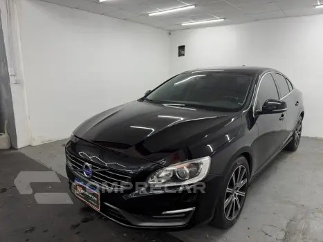 Volvo S60 T-5 MOMENTUM 2.0 245cv 4p 4 portas