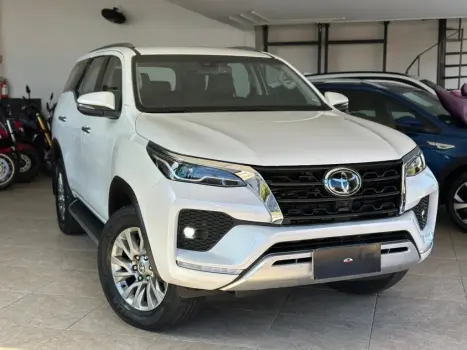 HILUX SW4 2.8 D-4D TURBO DIESEL SRX 7L 4X4 AUTOMÁTICO