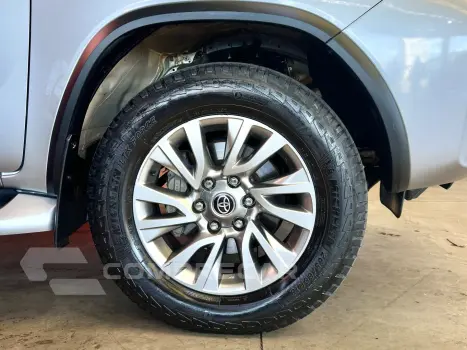 HILUX SW4 2.8 D-4D TURBO DIESEL SRX 7L 4X4 AUTOMÁTICO