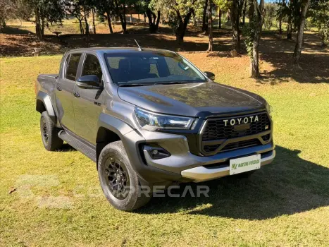 Toyota HILUX 2.8 D-4D TURBO DIESEL CD GR-S 4X4 AUTOMÁTICO 4 portas