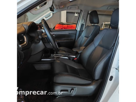 HILUX SW4 2.8 D-4D TURBO DIESEL SRX 7L 4X4 AUTOMÁTICO