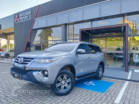 Toyota HILUX SW4 2.7 SR 7 Lugares 4X2 16V 4 portas