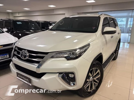 Toyota HILUX SW4 2.8 SRX 4X4 7 LUGARES 16V TURBO INTERCO 4 portas
