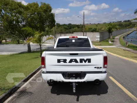 CLASSIC 5.7 V8 GASOLINA LARAMIE NIGHT EDITION CD 4X4 AUTOMÁT