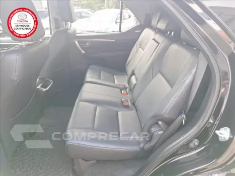 HILUX SW4 2.8 D-4D TURBO DIESEL SRX 7L 4X4 AUTOMÁ