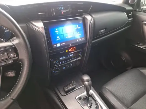 HILUX SW4 2.8 D-4D TURBO DIESEL SRX 7L 4X4 AUTOMÁ