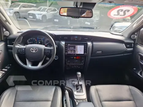 HILUX SW4 2.8 D-4D TURBO DIESEL SRX 7L 4X4 AUTOMÁ