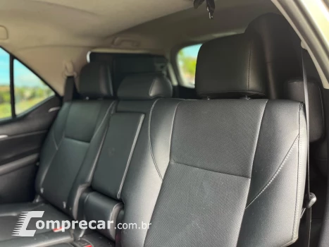 HILUX SW4 2.8 D-4D TURBO DIESEL SRX 7L 4X4 AUTOMÁTICO