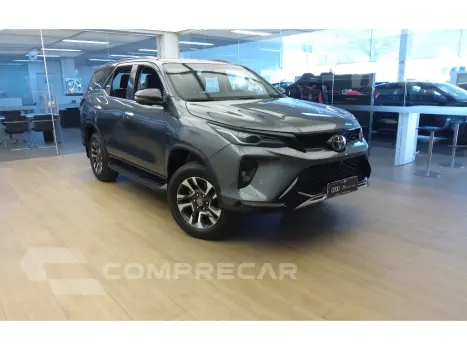 Toyota HILUX SW4 2.8 D-4D TURBO DIESEL SRX PLATINUM 7L 4X4 AUTOMÁTI 4 portas