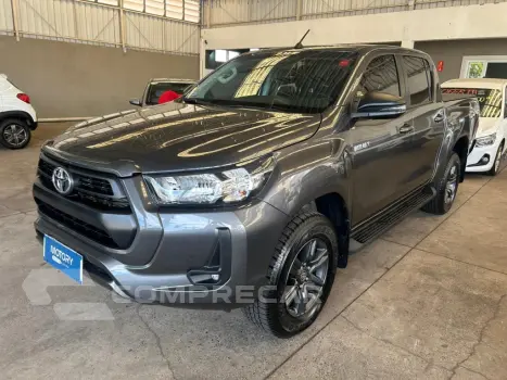 Toyota HILUX 2.8 D-4D TURBO DIESEL CD SR 4X4 AUTOMÁTICO 4 portas