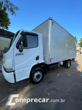 Mercedes-Benz Accelo 715 C 2 portas