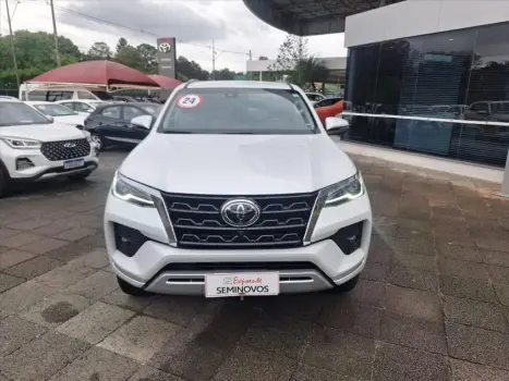 Toyota HILUX SW4 2.8 D-4D TURBO DIESEL SRX 7L 4X4 AUTOMÁ 4 portas