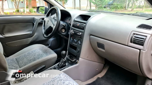 ASTRA 1.8 MPFI GL Sedan 8V