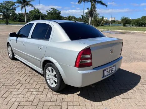 ASTRA 2.0 MPFI Sedan 8V