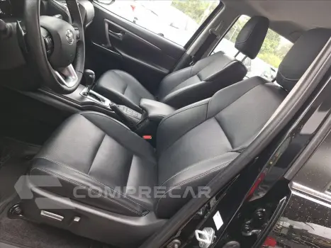 HILUX SW4 2.8 D-4D TURBO DIESEL SRX 7L 4X4 AUTOMÁ