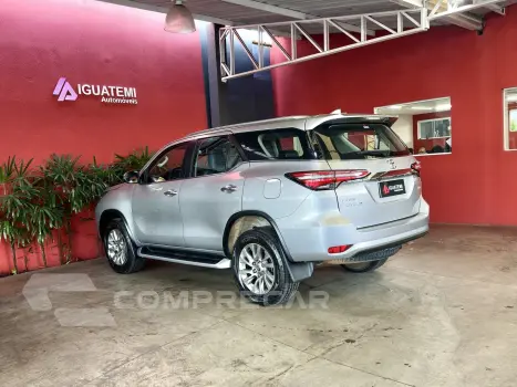 HILUX SW4 2.8 D-4D TURBO DIESEL SRX 7L 4X4 AUTOMÁTICO