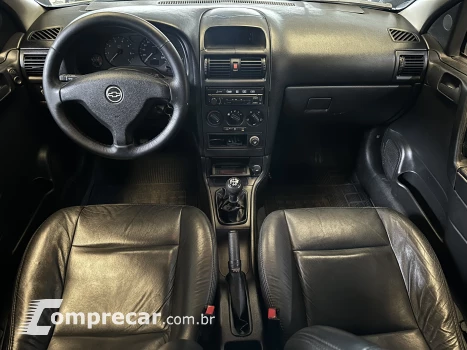 ASTRA 1.8 MPFI GL Sedan 8V