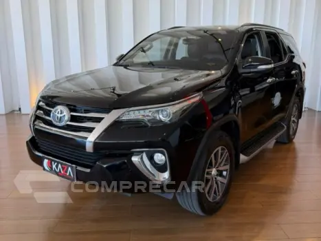 Toyota HILUX SW4 - 2.8 SRX 4X4 7 LUGARES 16V TURBO INTERCOOLER 4P A 4 portas