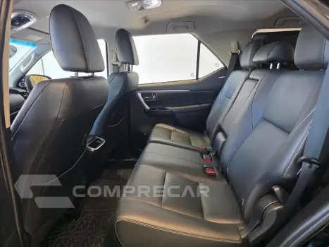 HILUX SW4 2.8 D-4D TURBO DIESEL SRX 7L 4X4 AUTOMÁ