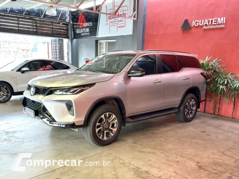 Toyota HILUX SW4 2.8 D-4D TURBO DIESEL SRX PLATINUM 7L 4X4 AUTOMÁTI 4 portas
