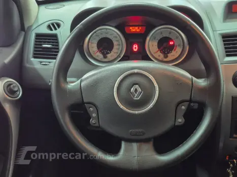 Megane Sedan Dynamique 1.6 16V (flex)