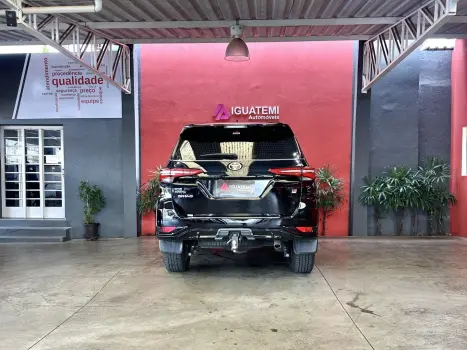 HILUX SW4 2.8 D-4D TURBO DIESEL GR-S 7L 4X4 AUTOMÁTICO