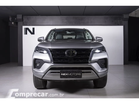 HILUX SW4 2.8 D-4D TURBO DIESEL SRX 7L 4X4 AUTOMÁTICO