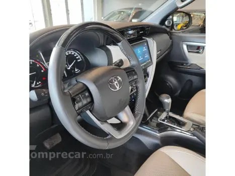 HILUX SW4 2.8 D-4D TURBO DIESEL DIAMOND 7L 4X4 AUTOMÁTICO