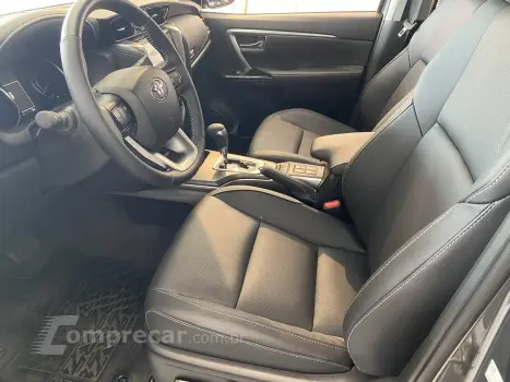 HILUX SW4 2.8 D-4D TURBO SRX PLATINUM 7L 4X4 AUTOMÁTICO