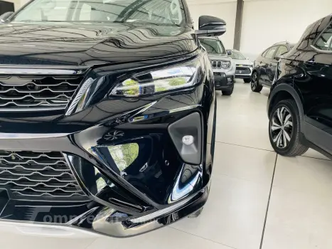 HILUX SW4 2.8 D-4D TURBO DIESEL SRX PLATINUM 7L 4X4 AUTOMÁTI