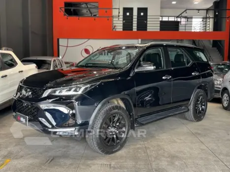 Toyota HILUX SW4 - 2.8 D-4D TURBO SRX 7L 4X4 AUTOMÁTICO 4 portas