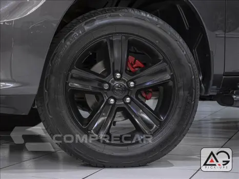 CLASSIC 5.7 V8 Laramie Night Edition CD 4X4