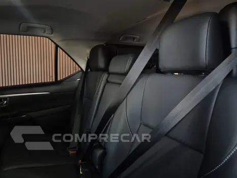 HILUX SW4 2.8 D-4D TURBO DIESEL SRX PLATINUM 7L 4X4 AUTOMÁTI