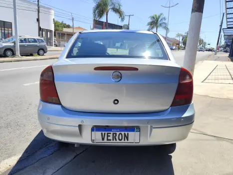 CORSA 1.4 MPFI Premium Sedan 8V