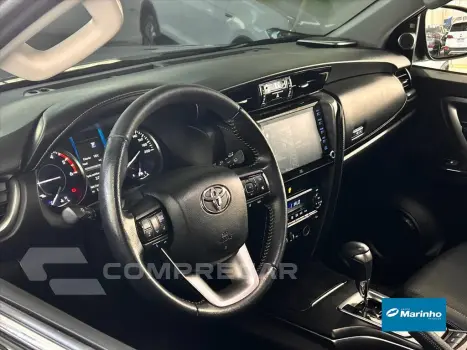 HILUX SW4 2.8 D-4D TURBO DIESEL SRX 7L 4X4 AUTOMÁ