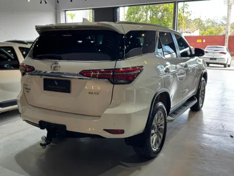 HILUX SW4 2.8 D-4D TURBO DIESEL SRX 7L 4X4 AUTOMÁTICO