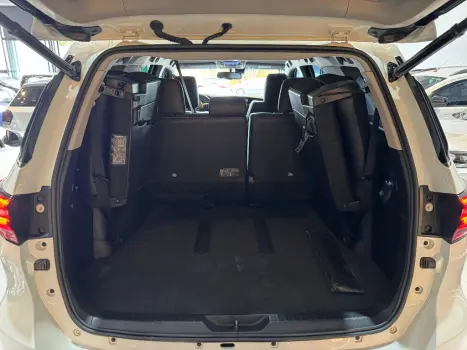 HILUX SW4 2.8 D-4D TURBO DIESEL SRX 7L 4X4 AUTOMÁTICO