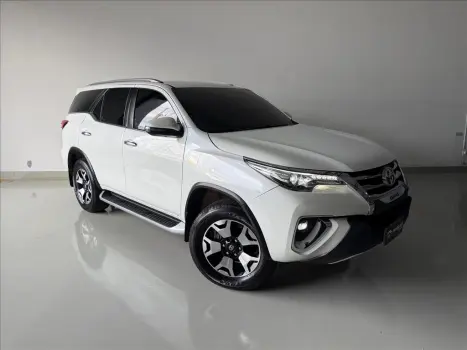 Toyota HILUX SW4 2.8 SRX DIAMOND 4X4 7 LUGARES 16V TURBO 4 portas