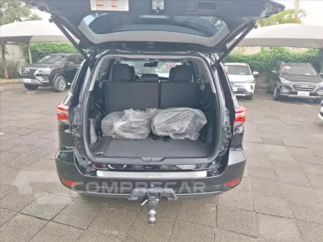 HILUX SW4 2.8 D-4D TURBO DIESEL SRX 7L 4X4 AUTOMÁ