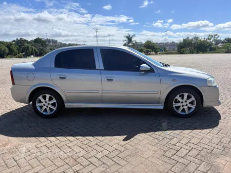 ASTRA 2.0 MPFI Sedan 8V