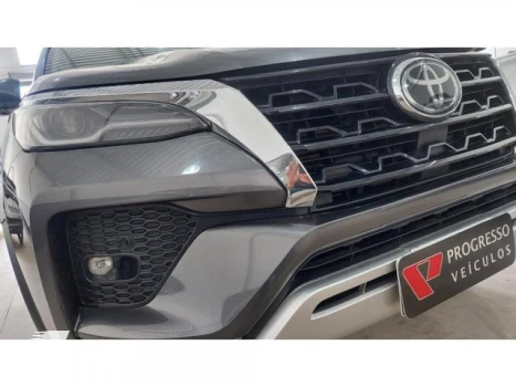 HILUX SW4 - 2.8 D-4D TURBO SRX 4X4 AUTOMÁTICO
