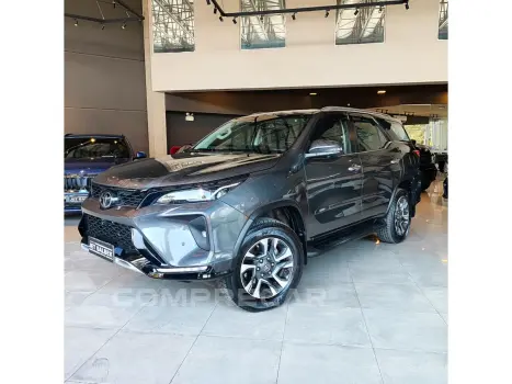 Toyota HILUX SW4 2.8 D-4D TURBO DIESEL SRX PLATINUM 7L 4X4 AUTOMÁTI 4 portas