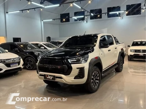 Toyota HILUX 2.8 D-4D TURBO DIESEL CD GR-S 4X4 AUTOMÁTICO 4 portas