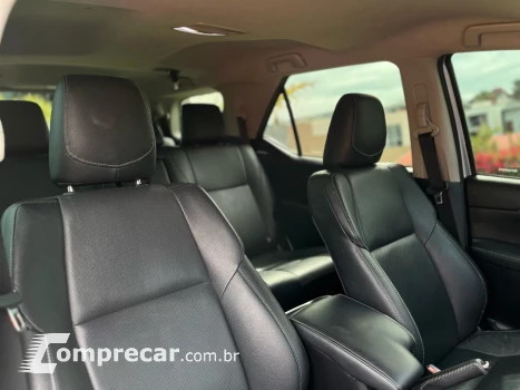 HILUX SW4 2.8 D-4D TURBO DIESEL SRX 7L 4X4 AUTOMÁTICO